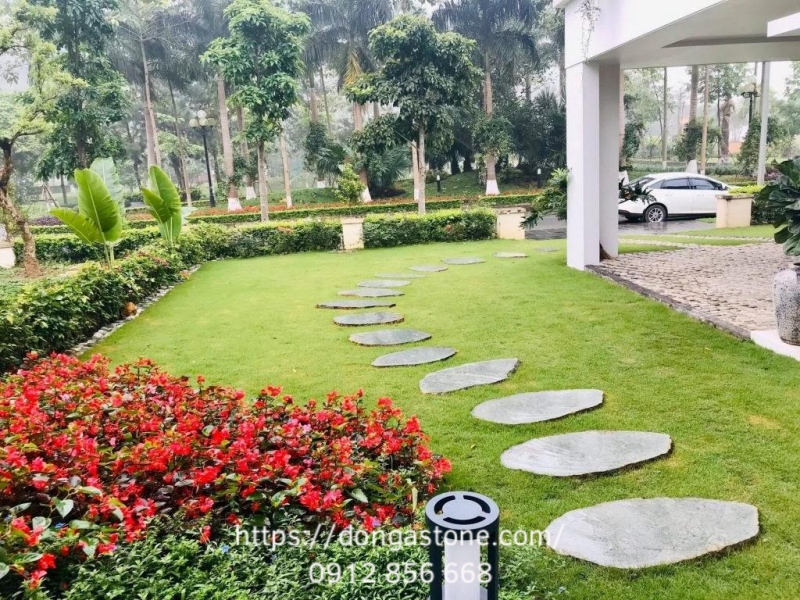 Sử dụng đá kích thước lớn, bố trí theo dạng bước dạo giúp tạo lối đi rõ ràng và thuận tiện di chuyển.