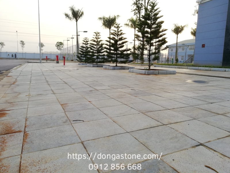 Vỉa hè lát đá ghi sáng băm mặt khổ 30x30 giúp không gian thêm dài rộng.