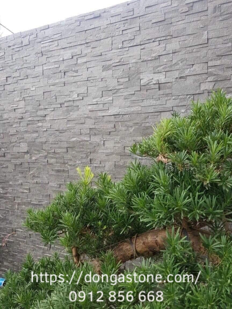 Đá xanh chẻ tay kích thước nhỏ ốp tường sân vườn vừa sang vừa chắc chắn.