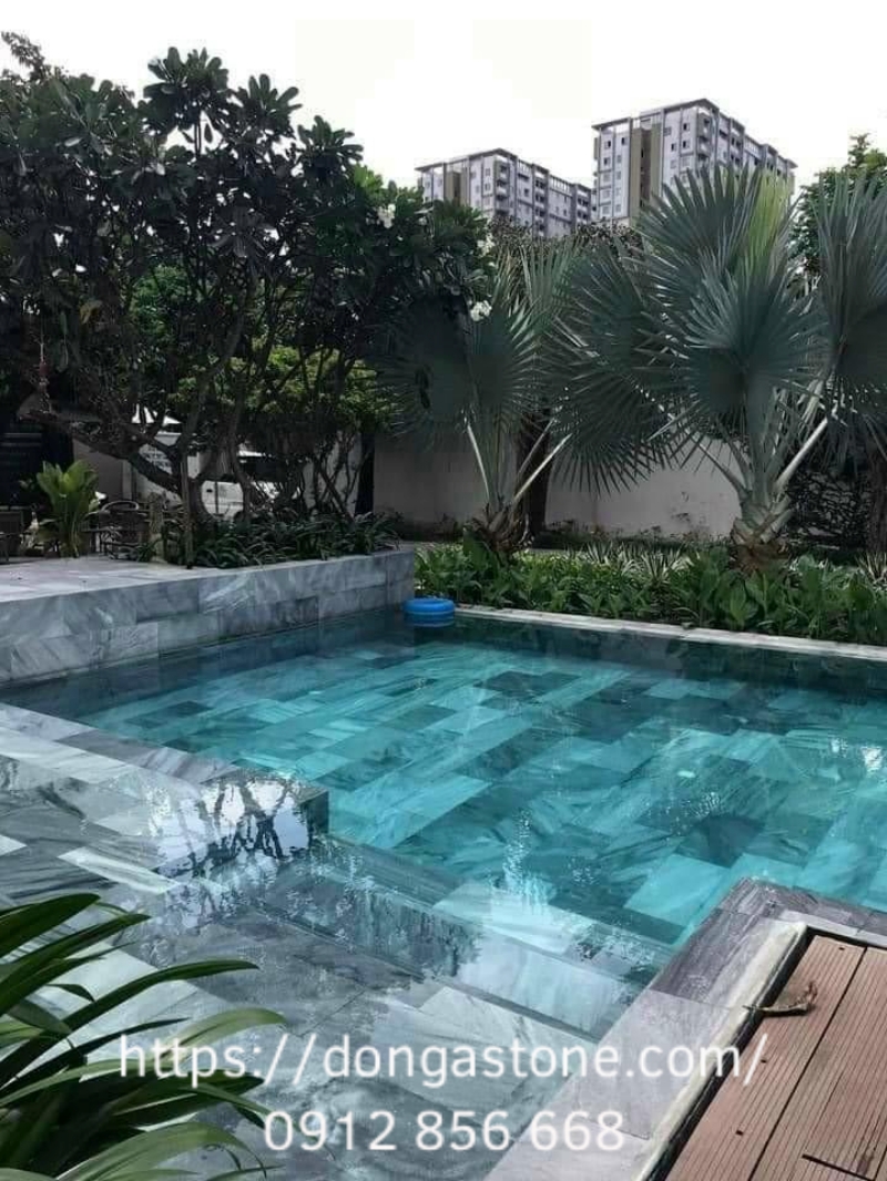 Khu vực lòng, mép và cầu thang hồ bơi lát hoàn toàn bằng đá sọc dưa xám đẳng cấp, sang trọng.