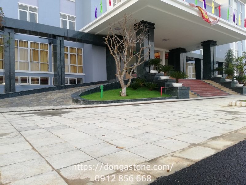 Đá ghi sáng Thanh Hóa lát vỉa hè giúp tôn lên khối kiến trúc nhà ở phía sau.