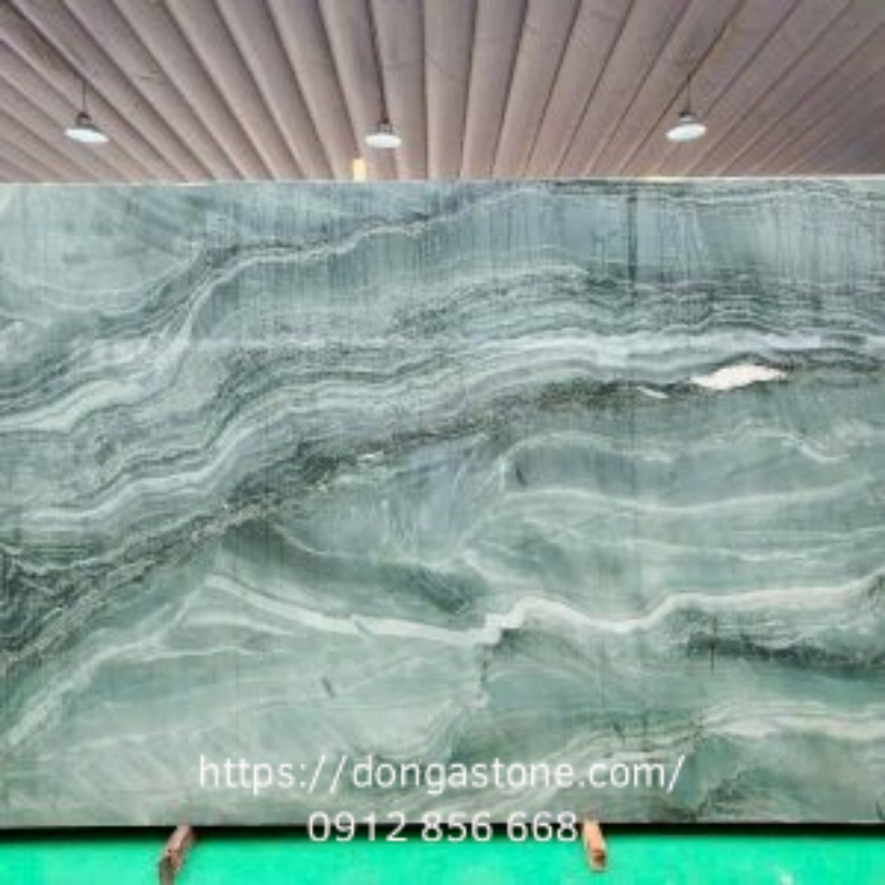 Đá thạch anh màu xanh nhân tạo sở hữu đường vân siêu đẹp, lát mặt tiền nhà vừa thẩm mỹ vừa mang ý nghĩa tốt trong phong thủy.