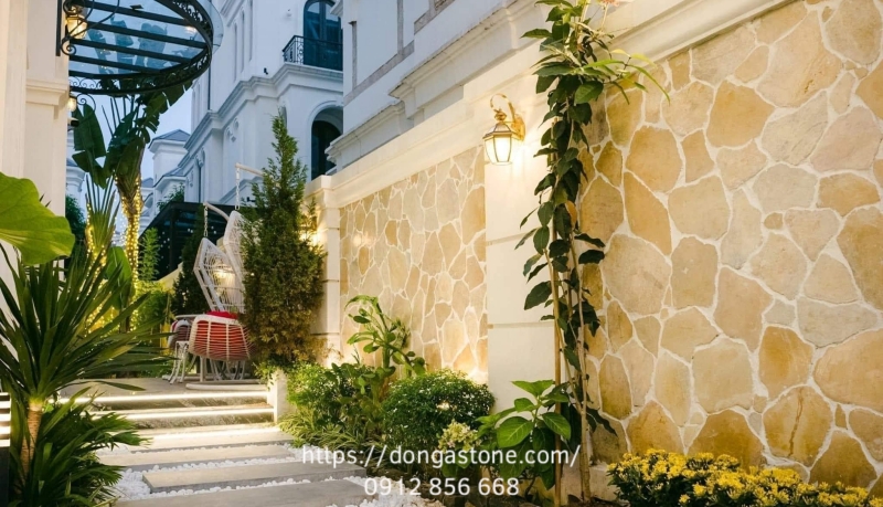 Tường rào biệt thự trở nên đẳng cấp, bề thế hơn nhờ ốp đá rối xẻ tự nhiên.