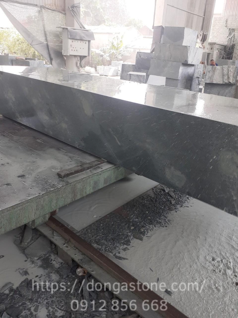Hình ảnh về đá xanh rêu nguyên khối tại Đông Á Stone, được khai thác trực tiếp từ các mỏ đá tự nhiên tại Thanh Hóa, thuộc dòng đá Granite có độ cứng và độ bền cao.