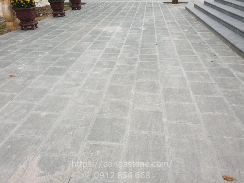 Với sắc xanh rêu đặc trưng, đá xanh Thanh Hóa tạo điểm nhấn khác biệt cho lối đi, sân vườn và các hạng mục cảnh quan.