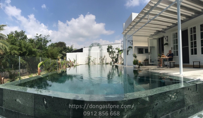 Ứng dụng đá xanh rêu Đông Á dùng ốp tường bao quanh hồ bơi giúp giúp tạo chiều sâu cho không gian, mang đến cảm giác mát mẻ, thư giãn và gần gũi với thiên nhiên.