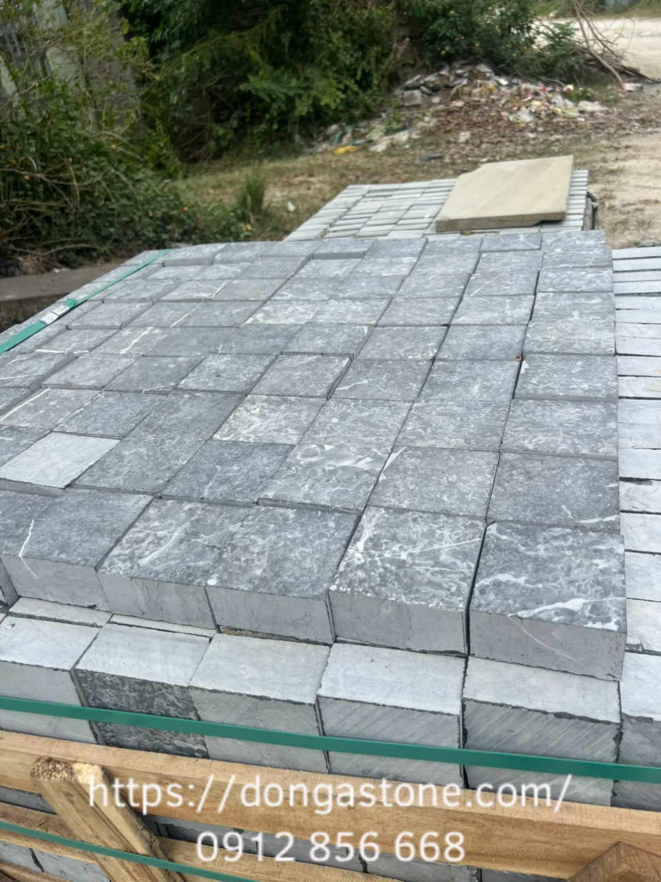Hướng dẫn cách tính chính xác khối lượng đá xanh Thanh Hóa cho sân vườn