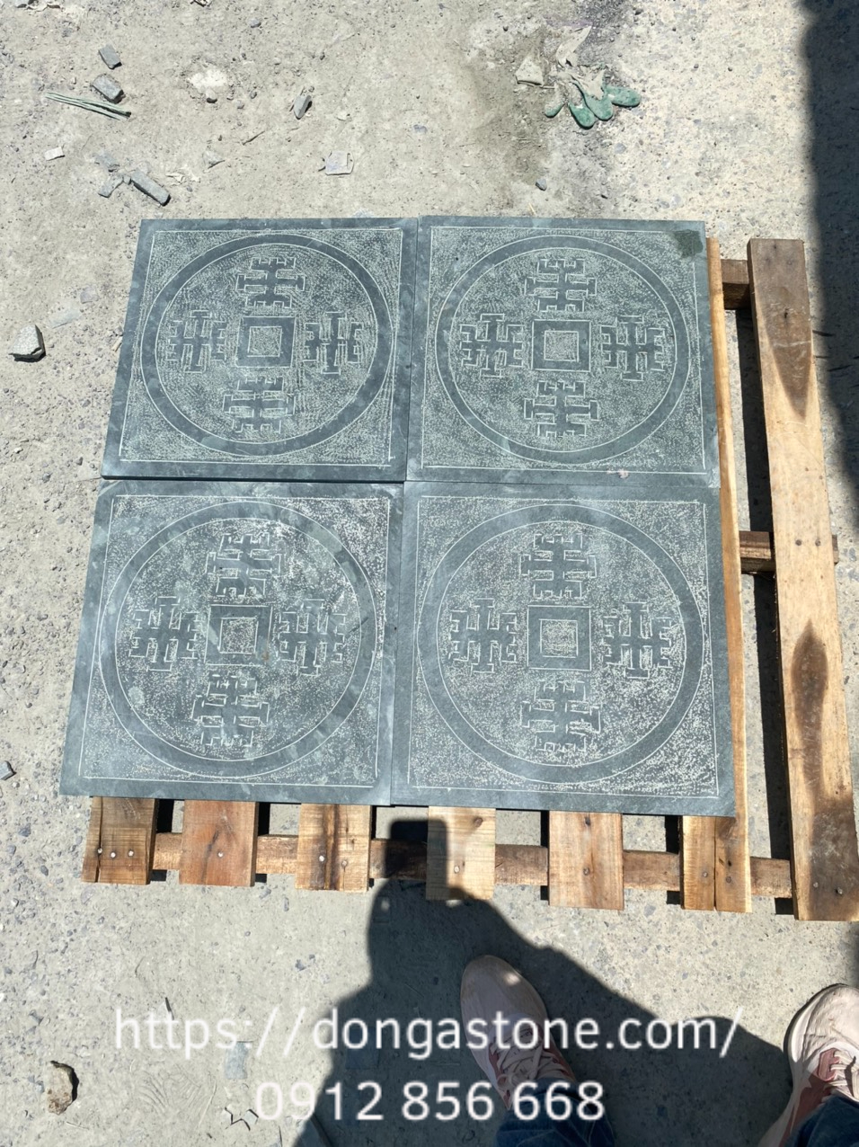 So sánh chi phí và hiệu quả: Đá Xanh Thanh Hóa vs Gạch lát nền sân vườn