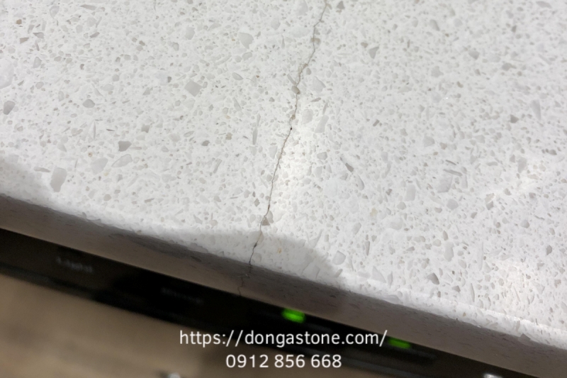 So sánh đá xanh rêu Thanh Hóa và đá nhân tạo: Nên chọn loại nào cho sân vườn?
