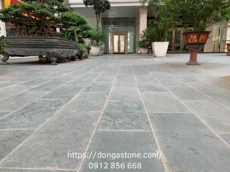 So sánh đá xanh rêu Thanh Hóa và đá nhân tạo: Nên chọn loại nào cho sân vườn?