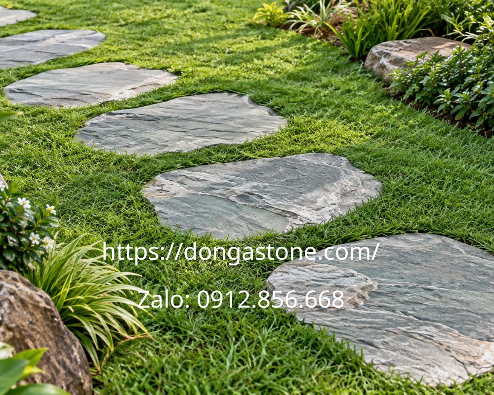 Đá bước dạo sân vườn: Mẫu đá, bảng giá và cách lựa chọn 12 Đá bước dạo bố trí trên thảm cỏ với khoảng xanh giữa các tấm.