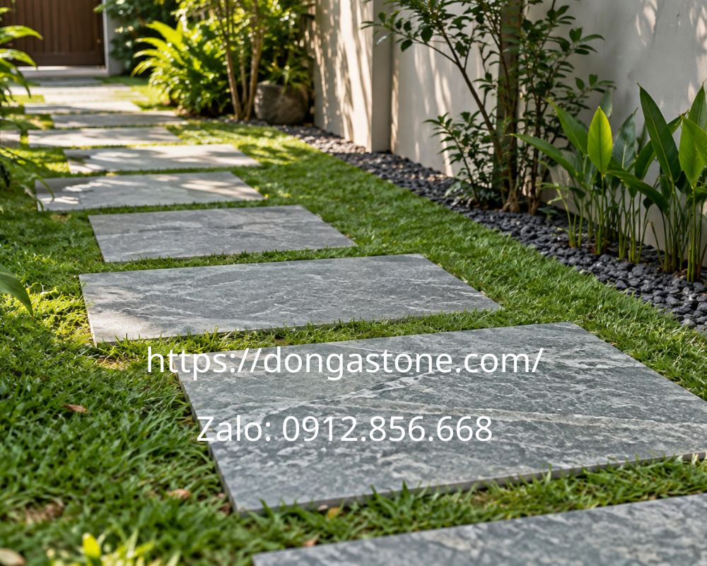 Đá bước dạo sân vườn: Mẫu đá, bảng giá và cách lựa chọn 2 Đá bước dạo hình vuông và chữ nhật bố trí trên lối đi sân vườn.